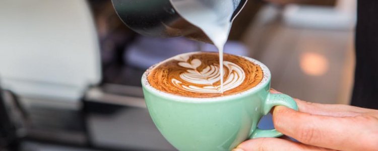 Cappuccino drinken bij Bakers & roasters