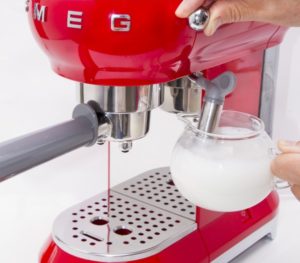smeg halfautomatische espressomachine met pads of gemalen koffie